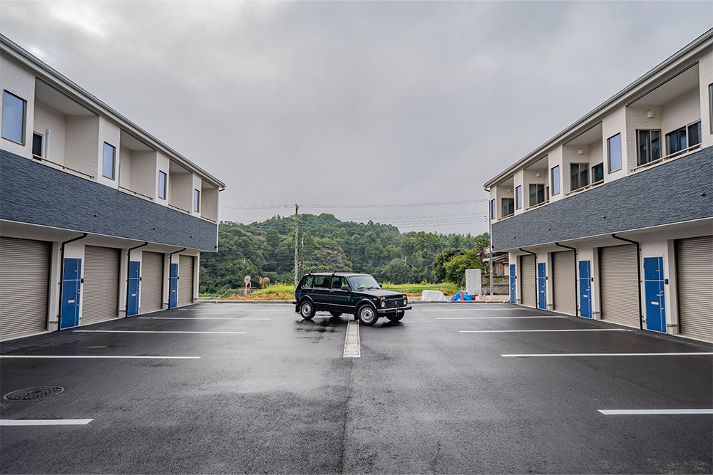 車両入替えもスムーズなゆとりある敷地