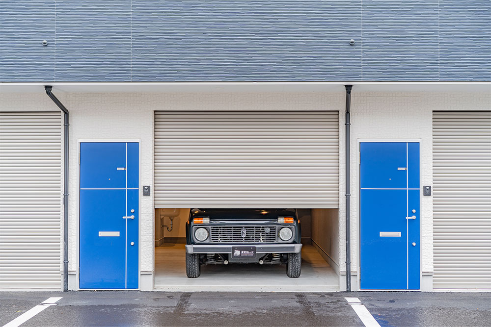 ガレージに駐車したラーダ_ニーヴァ5DR