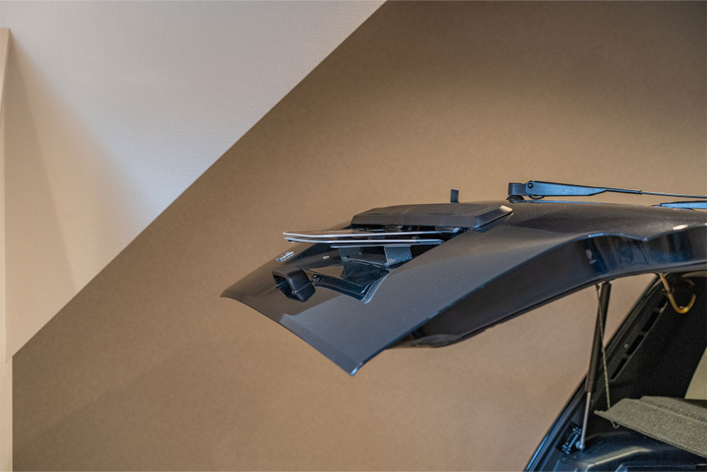 ガレージでリアハッチを開けたラーダ_ニーヴァ5DR