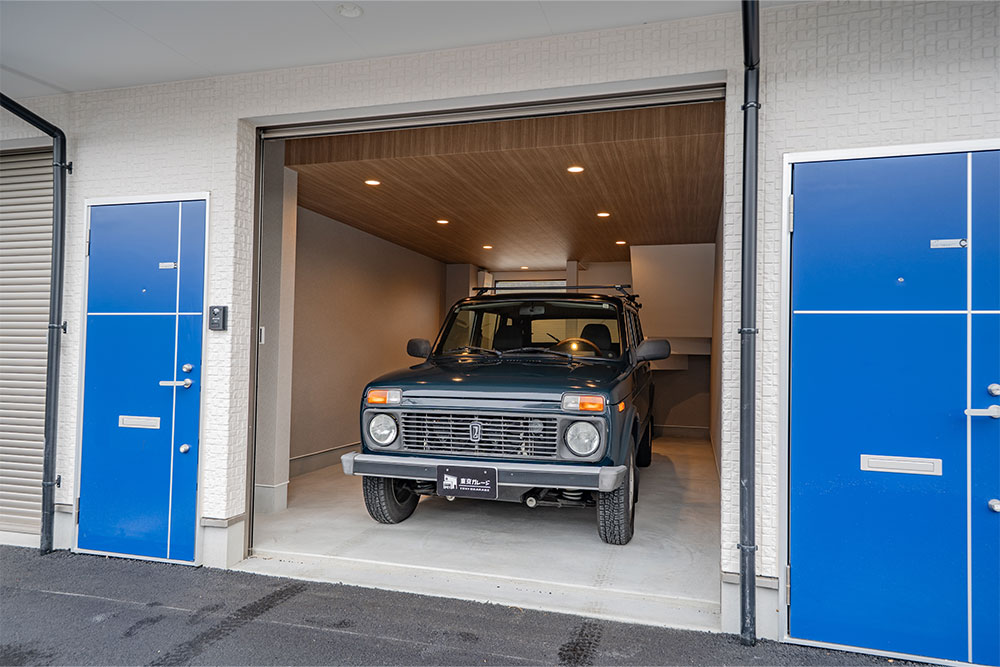 ガレージに駐車したラーダ_ニーヴァ5DR