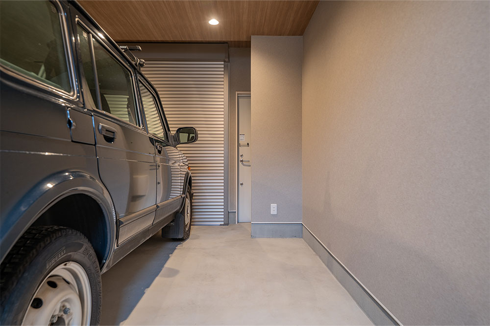 ガレージに駐車したラーダ_ニーヴァ5DR