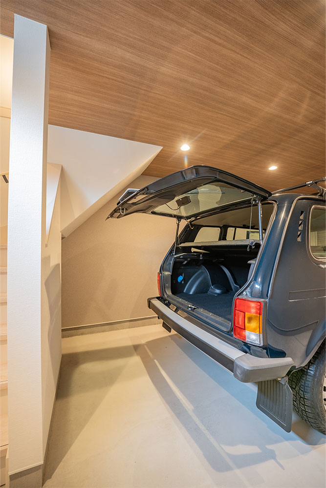 ガレージでリアハッチを開けたラーダ_ニーヴァ5DR