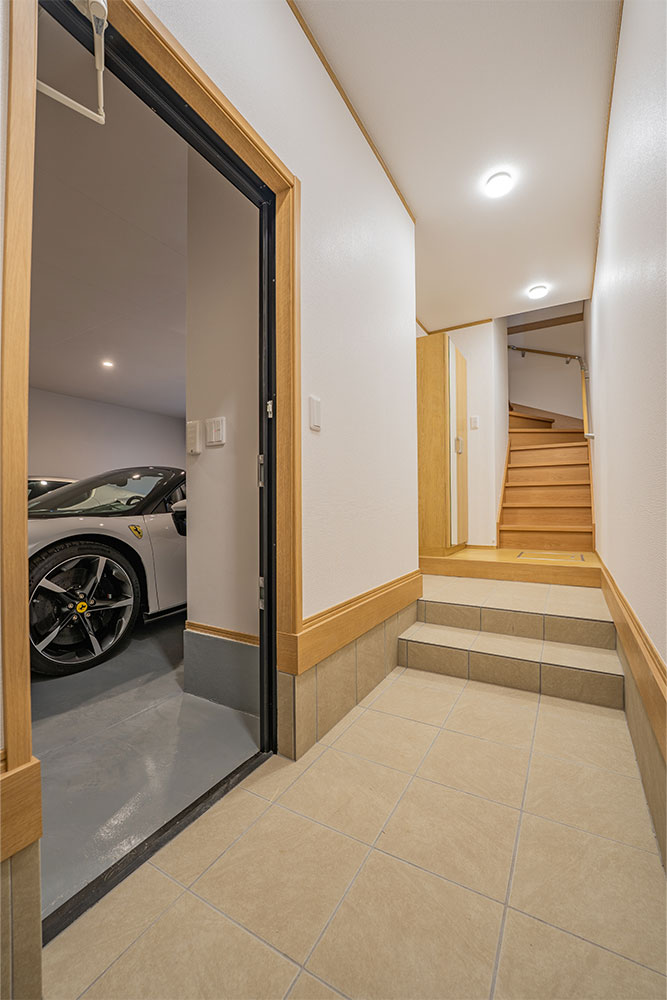 玄関から見たガレージ