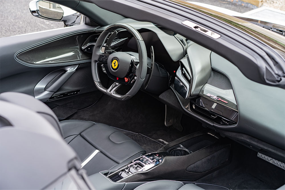 SF90 Spiderの運転席