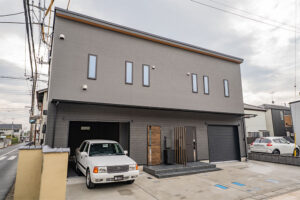 収納や談笑にぴったりな小上がりのあるガレージ｜さいたま市岩槻区