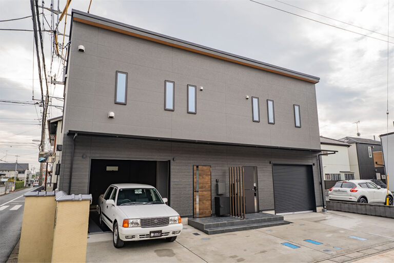 収納や談笑にぴったりな小上がりのあるガレージ｜さいたま市岩槻区