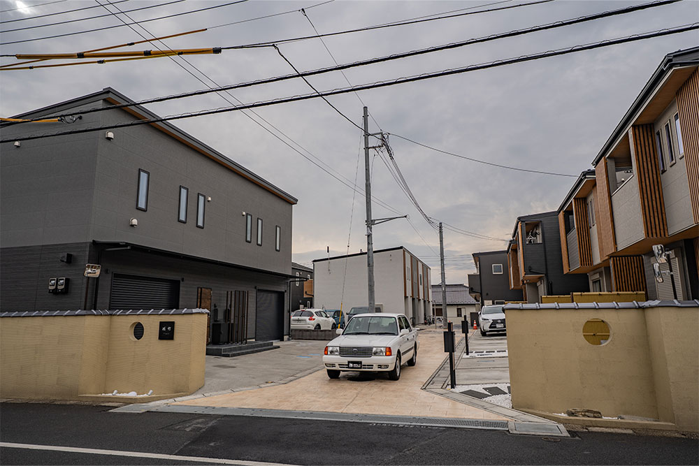 和テイストな塀とタイル仕上げの車路