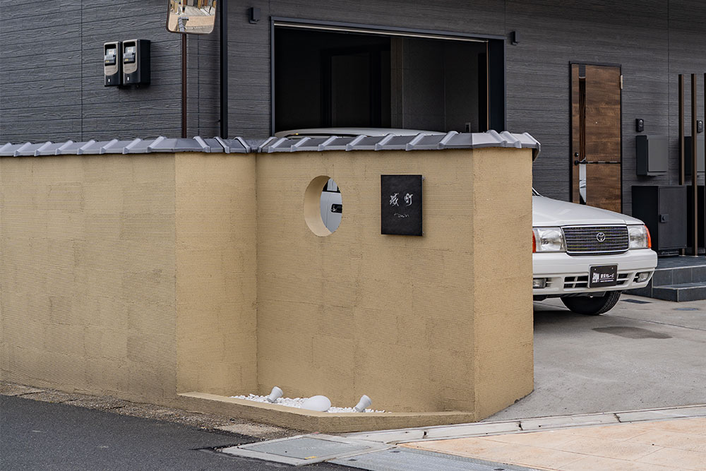 和テイストな塀と物件名サイン