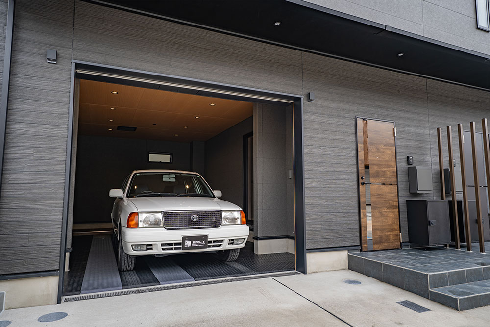 ガレージに駐車したトヨタ_コンフォート