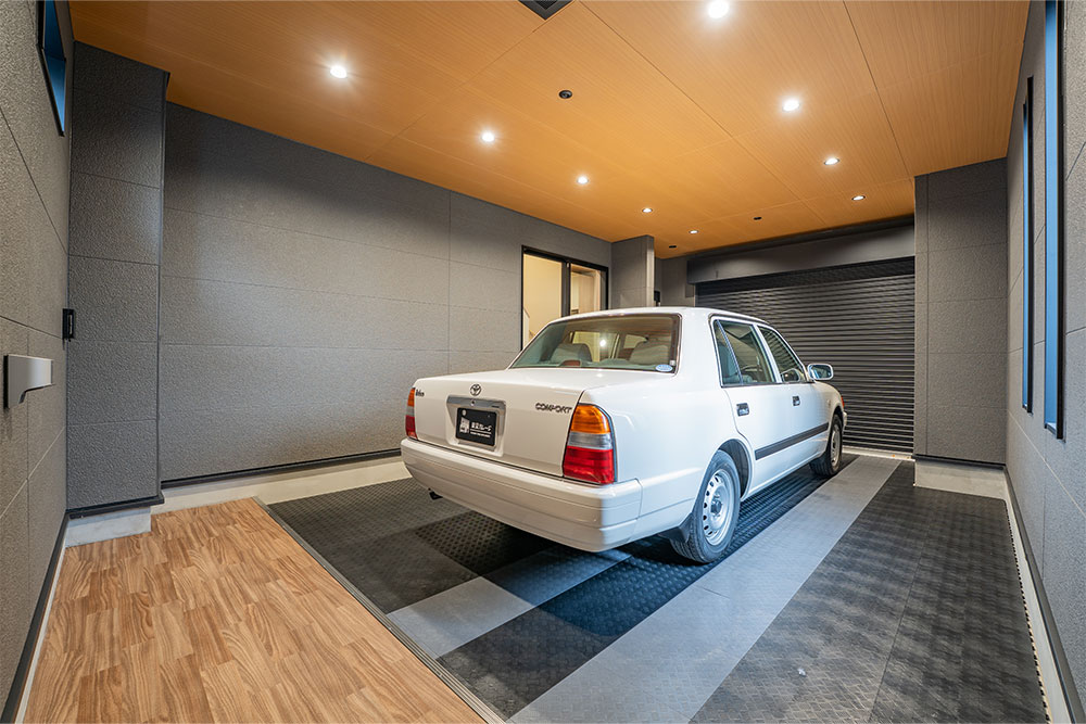 小上がり（収納スペース）を設けたガレージ