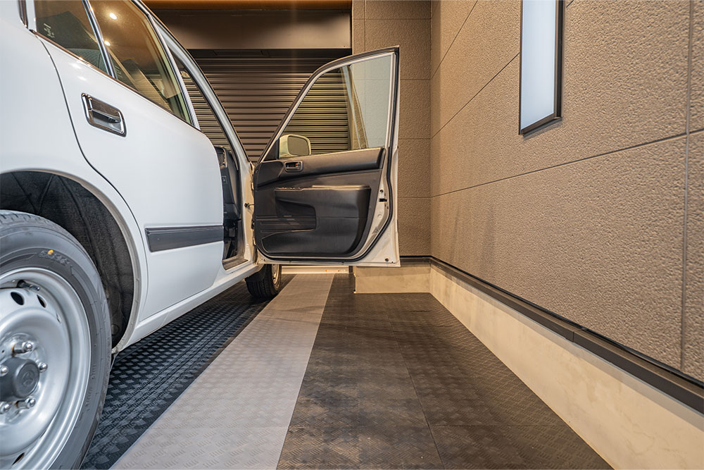 ガレージでドアを開けたトヨタ_コンフォート