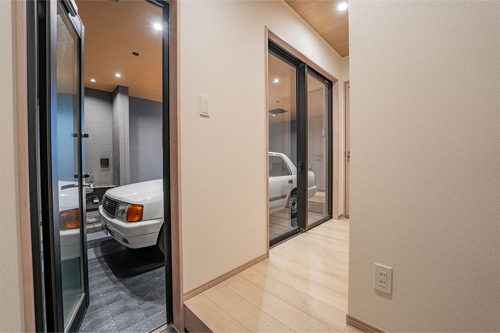 玄関から見たガレージ