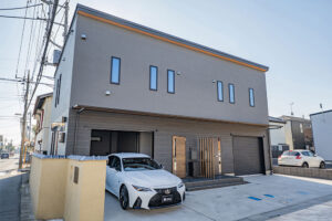 収納や談笑にぴったりな小上がりのあるガレージ｜さいたま市岩槻区