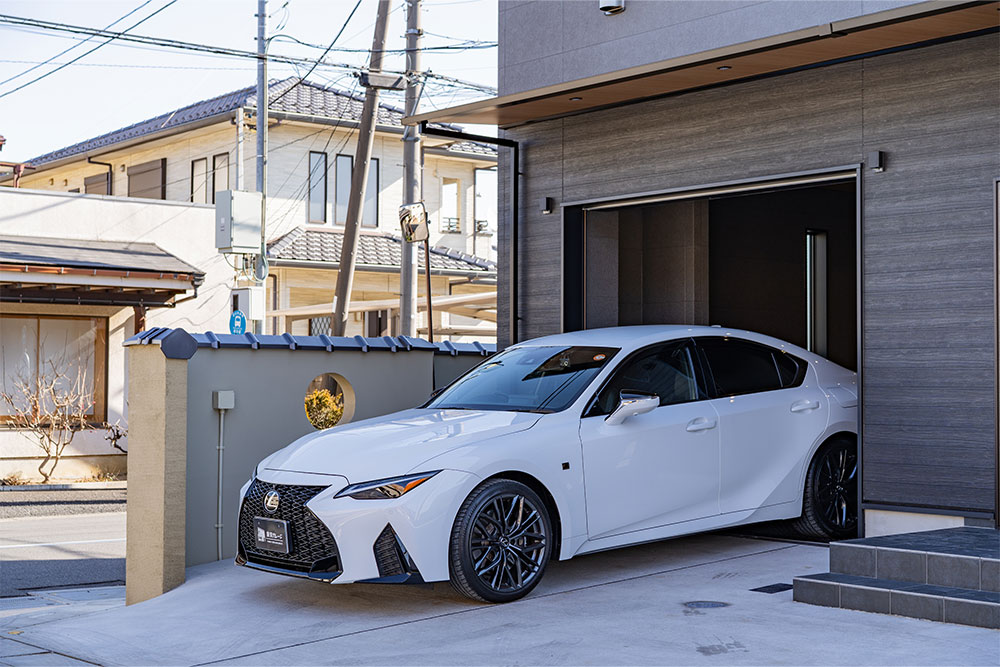 ガレージを出発するLEXUS_IS500