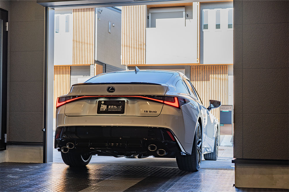 ガレージを出発するLEXUS_IS500