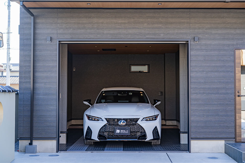 ガレージに駐車したLEXUS_IS500