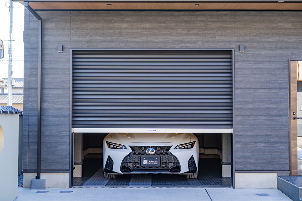 ガレージに駐車したLEXUS_IS500