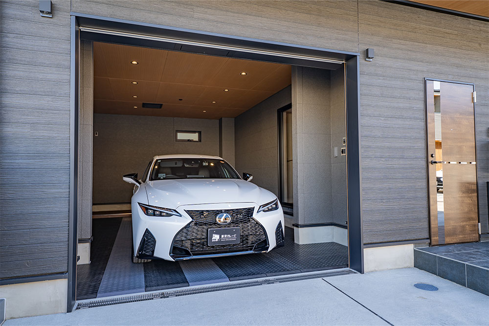 ガレージに駐車したLEXUS_IS500