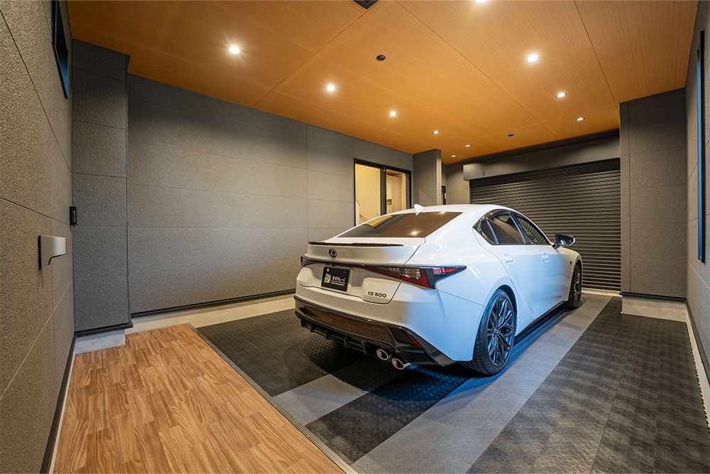 小上がり（収納スペース）を設けたガレージ