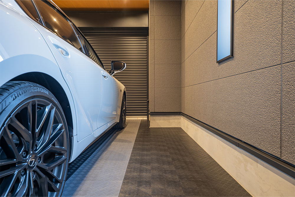 ガレージに駐車したLEXUS_IS500