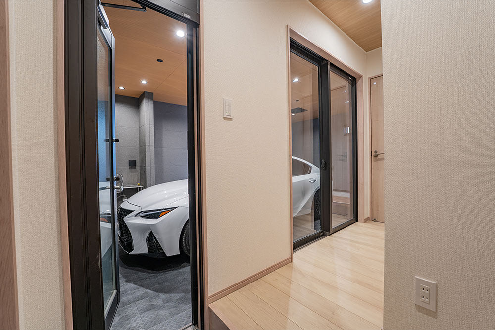 玄関から見たガレージ