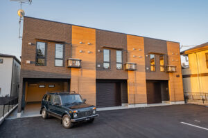 エアコン完備の6.6mガレージ＆ペット対応1LDK｜七里駅 徒歩13分