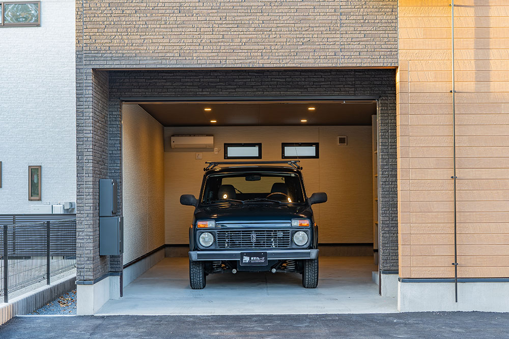 ガレージに駐車したラーダ_ニーヴァ