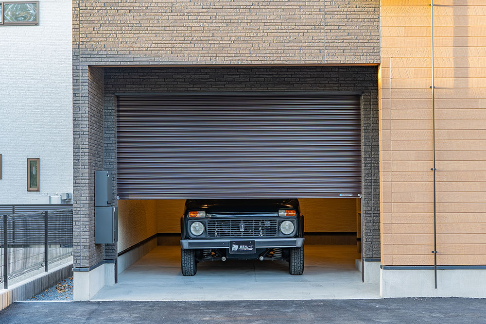 ガレージに駐車したラーダ_ニーヴァ