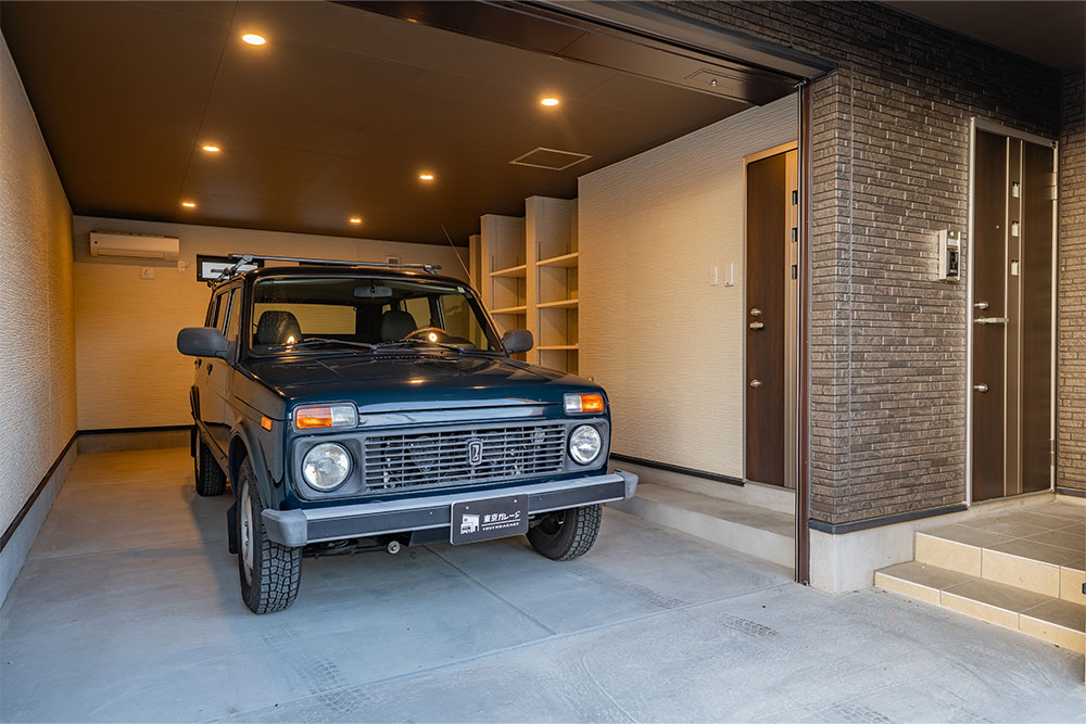 ガレージに駐車したラーダ_ニーヴァ