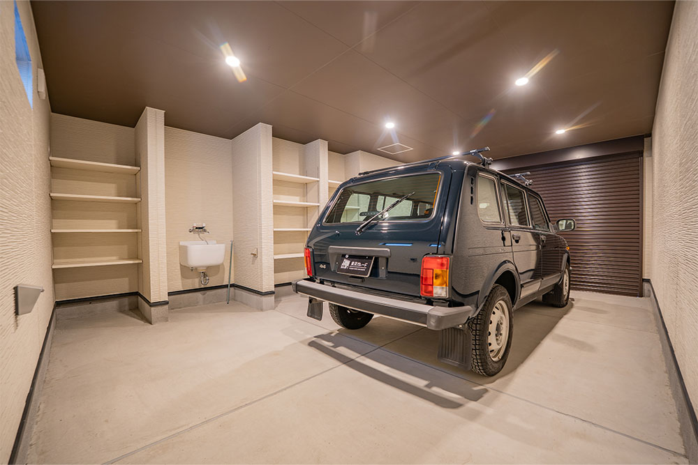 ガレージに駐車したラーダ_ニーヴァ