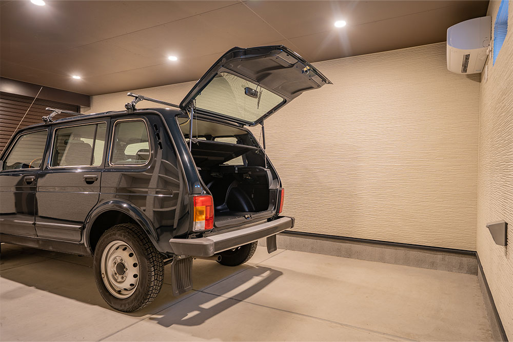 ガレージでリアハッチを開けたラーダ_ニーヴァ