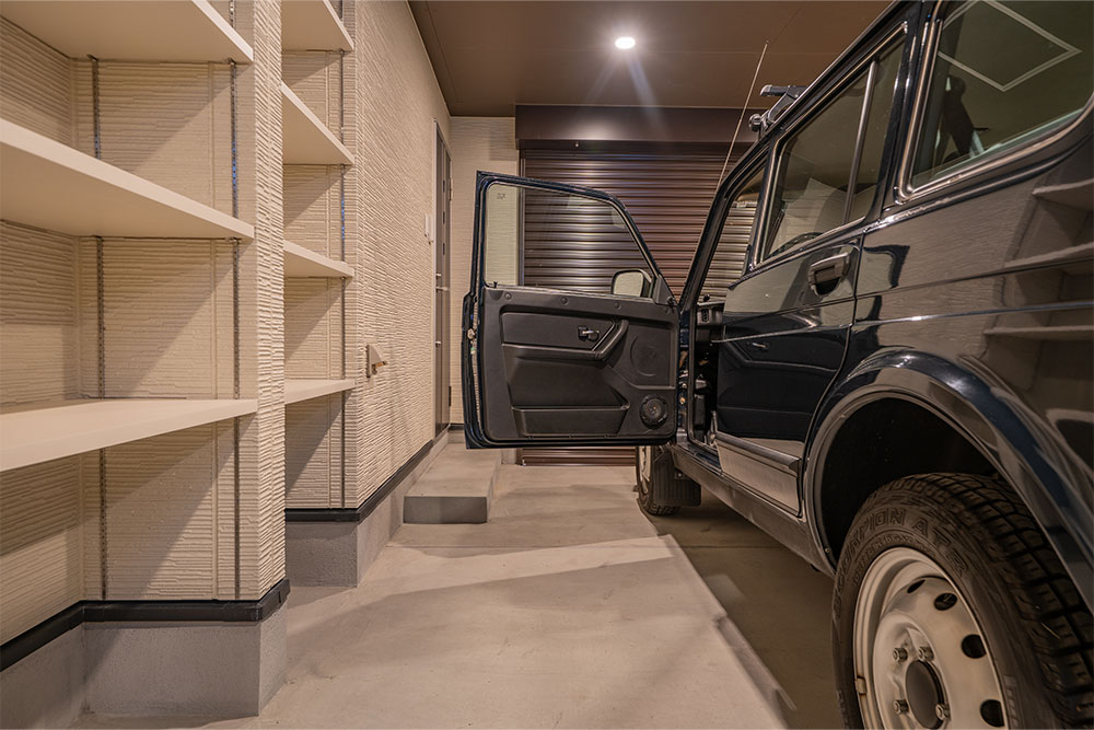 ガレージでドアを開けたラーダ_ニーヴァ