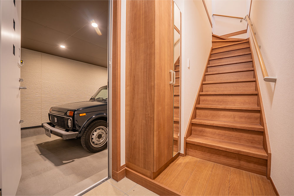 玄関から見たガレージ