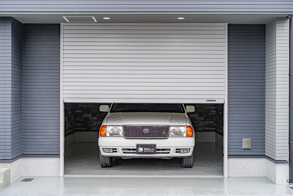 ガレージに駐車したトヨタ_コンフォート