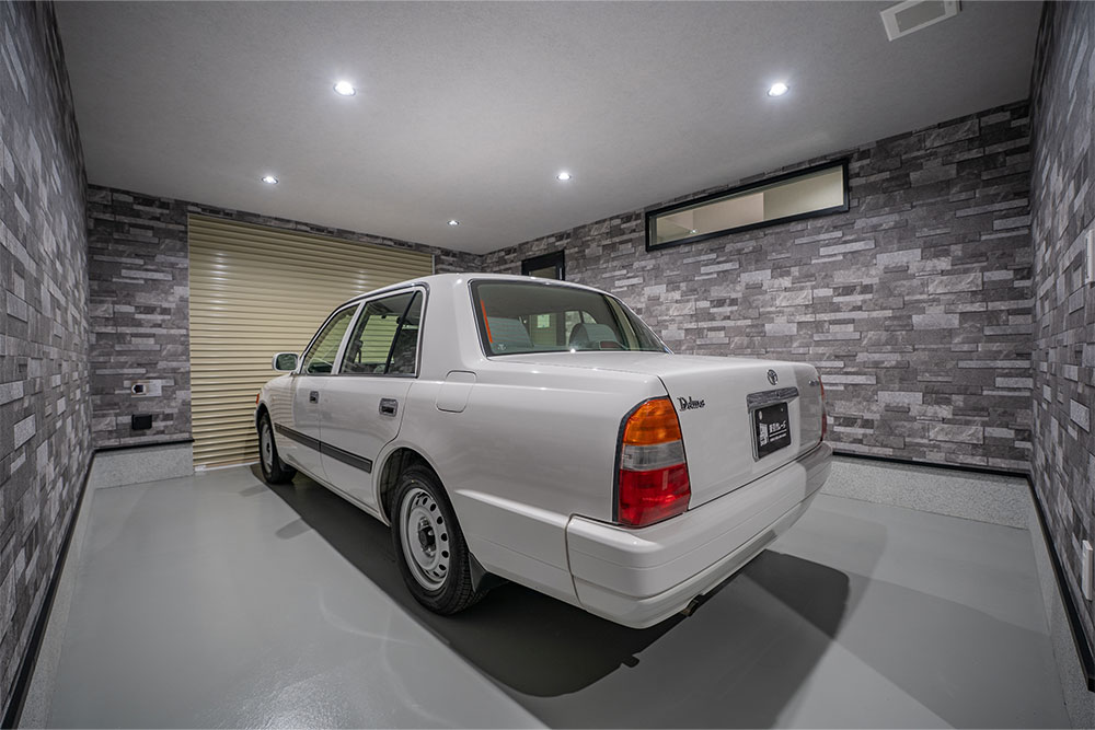 ガレージに駐車したトヨタ_コンフォート