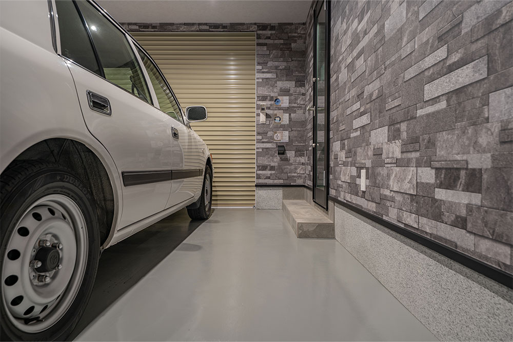 ガレージに駐車したトヨタ_コンフォート