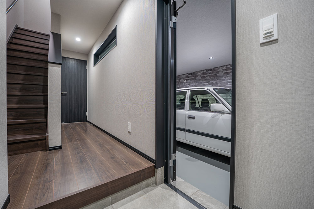 玄関から見たガレージ