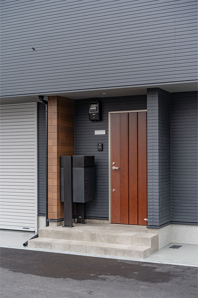 玄関扉と宅配ボックス