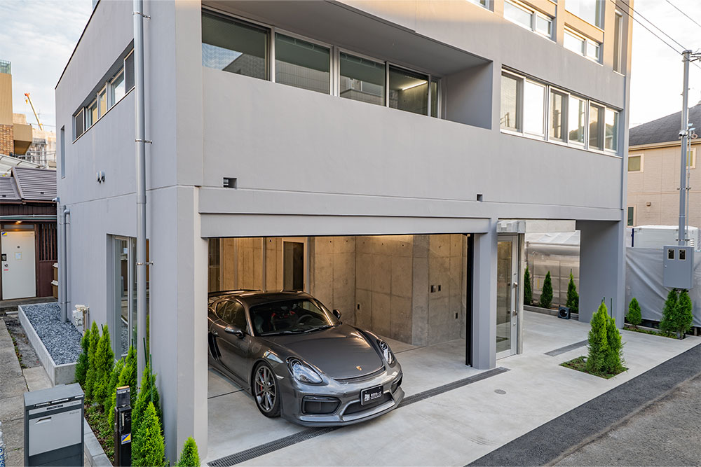 東京都渋谷区神宮前3丁目の賃貸ガレージハウス「ゼプト神宮前」とCayman GT4