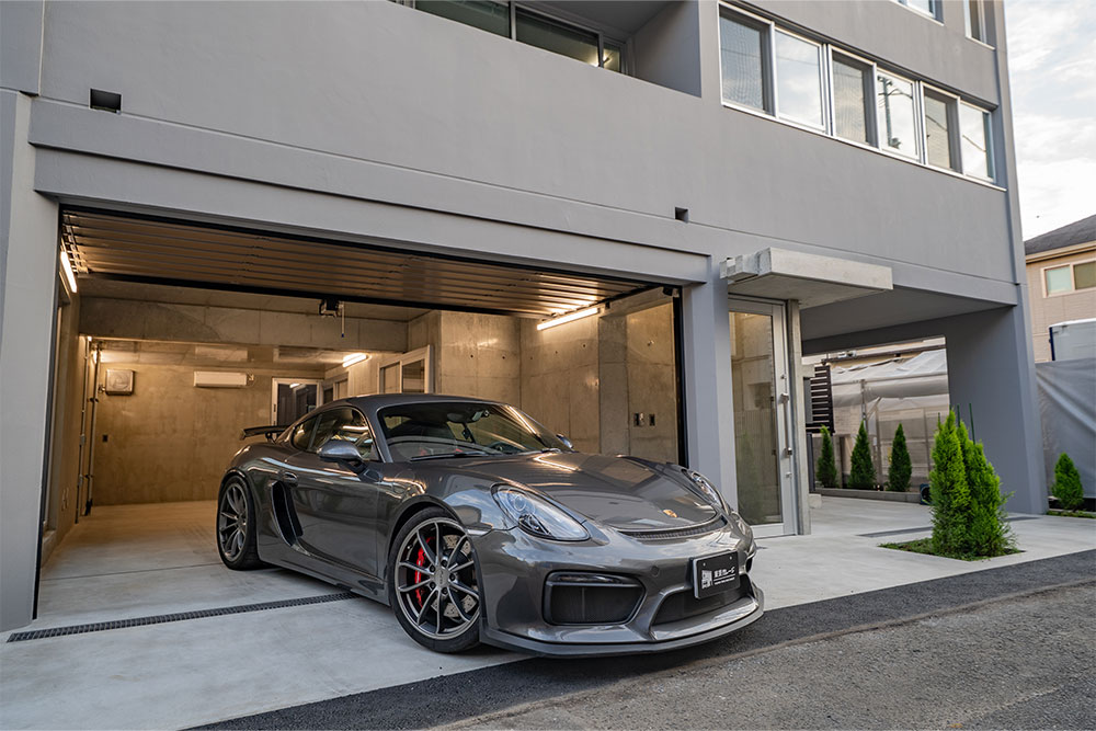 ガレージを出発するCayman GT4