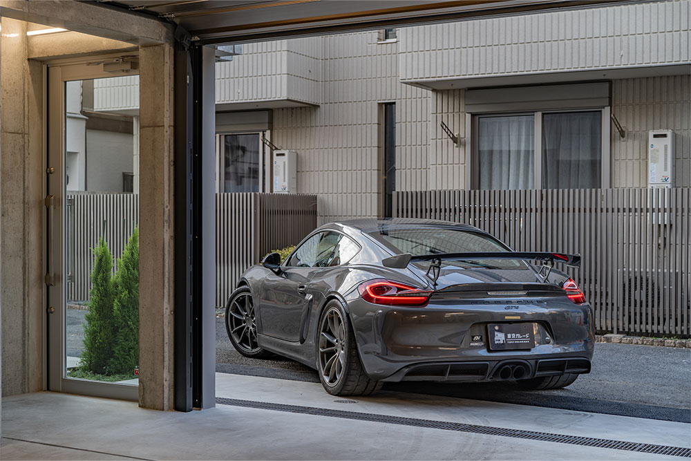 ガレージを出発するCayman GT4