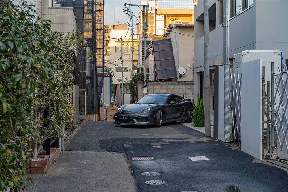 ガレージを出発するCayman GT4