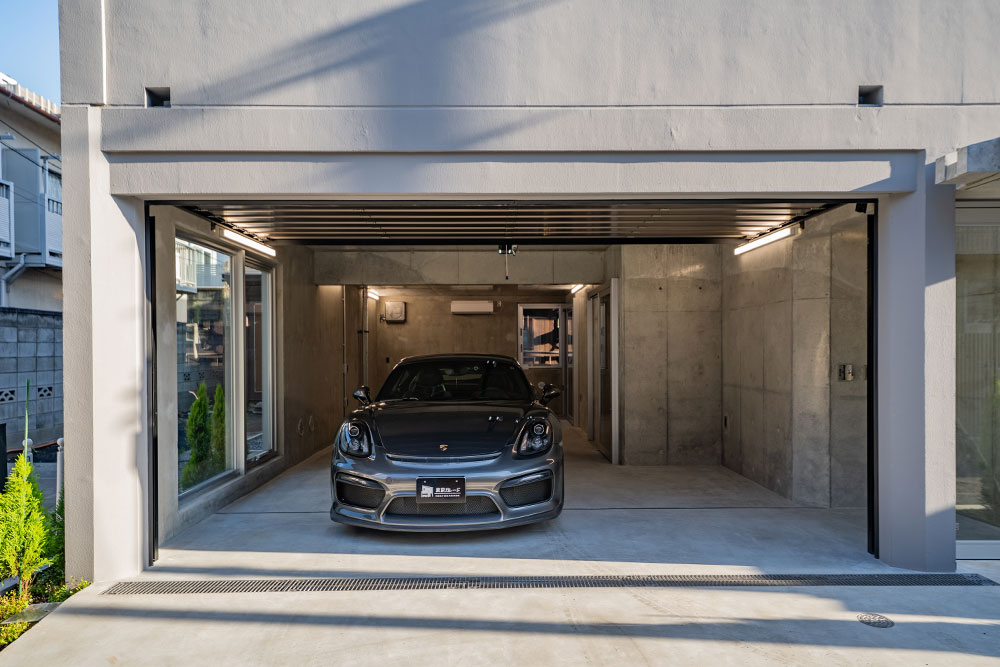 ガレージに駐車したCayman GT4