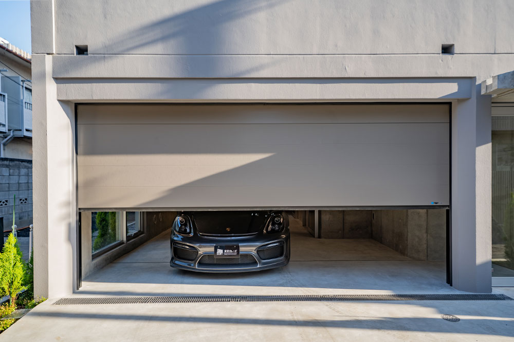 ガレージに駐車したCayman GT4