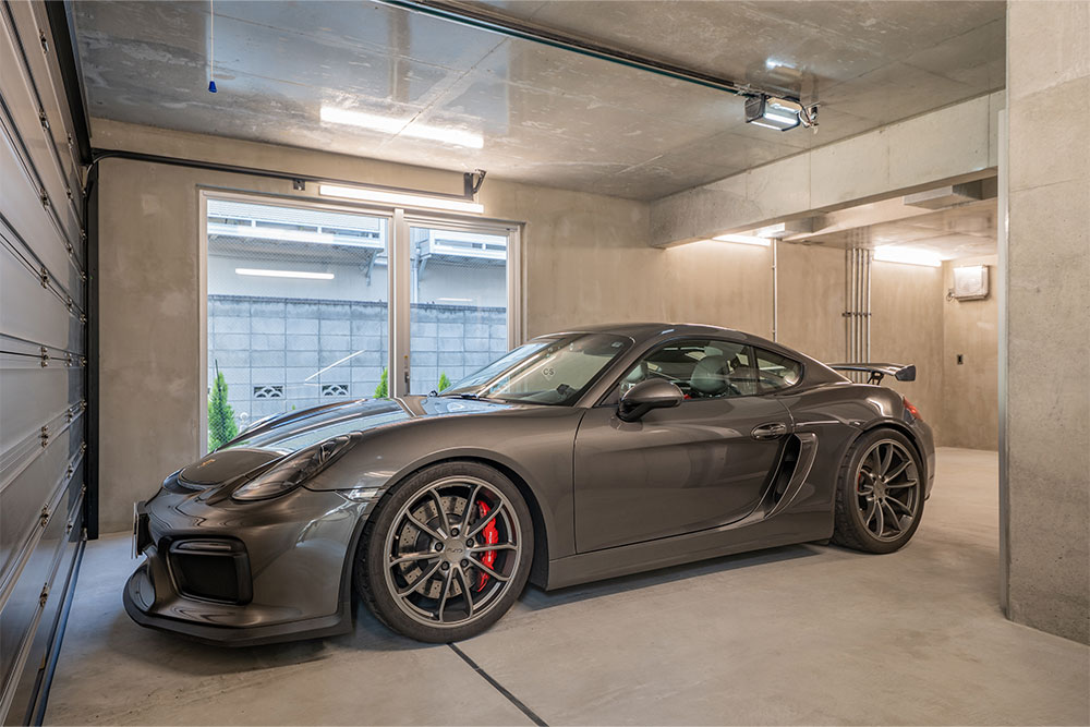 ガレージに駐車したCayman GT4