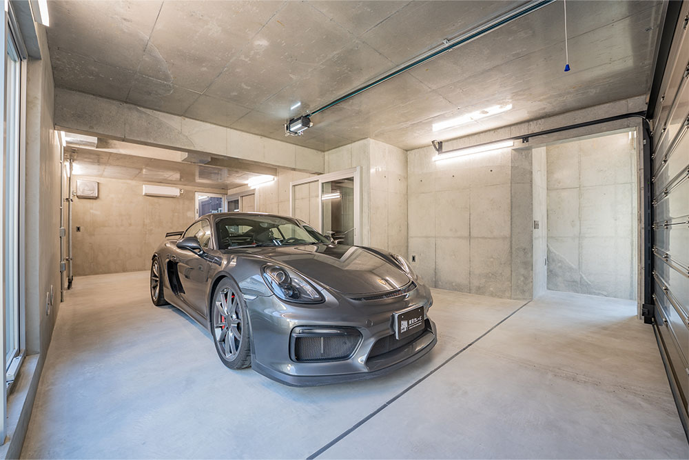 ガレージに駐車したCayman GT4