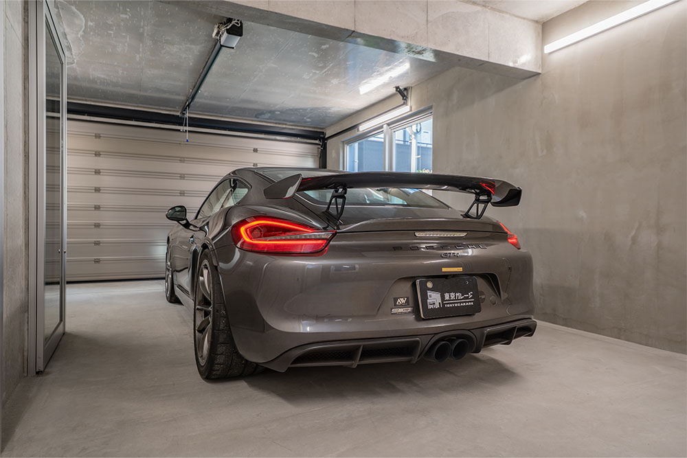 ガレージに駐車したCayman GT4