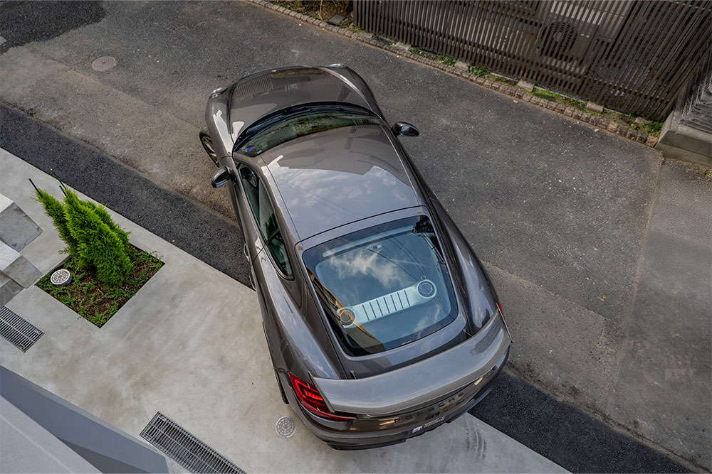 ガレージを出発するCayman GT4