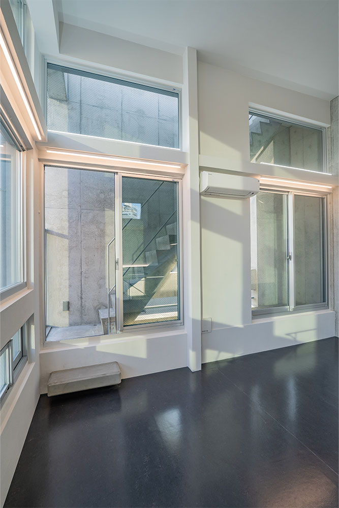 屋上へと続く階段