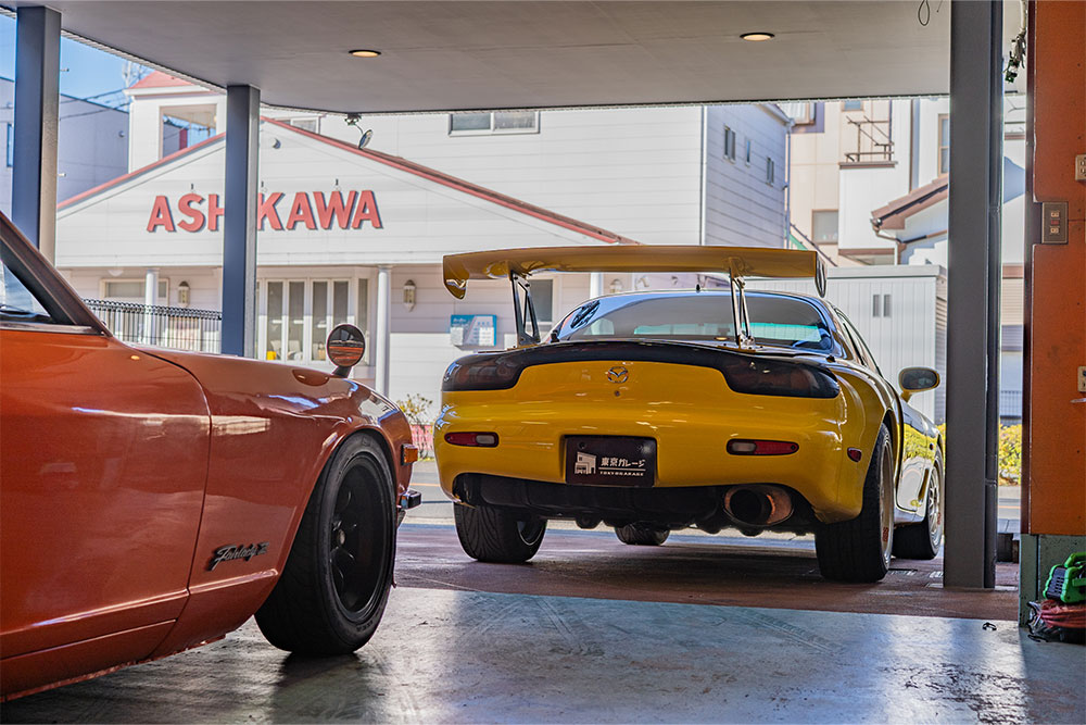 ガレージを出発するRX-7（FD3S）